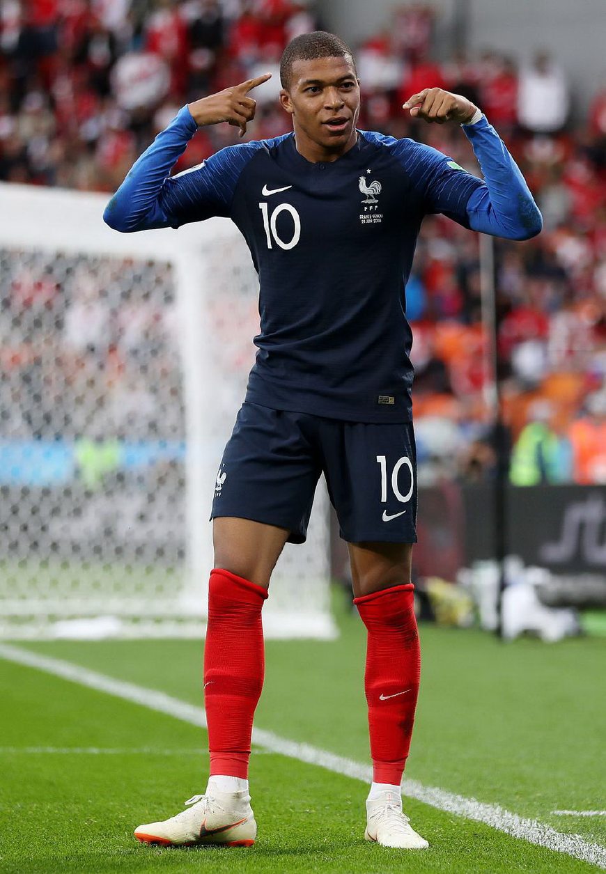 最后一舞！C罗2026世界杯定制款耐克金色签名战靴曝光（告别之舞将至：C罗2026世界杯定制耐克金色签名战靴亮相）