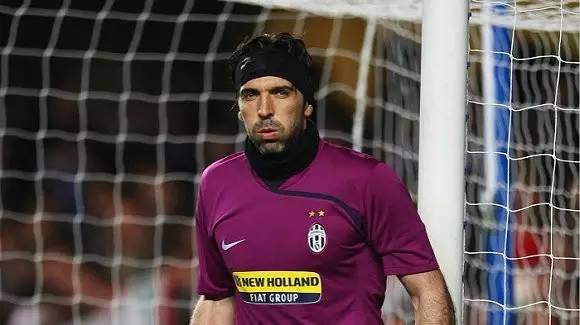 队友送大礼！QPR绝杀功臣疯狂庆祝，下一秒只剩底裤苦笑