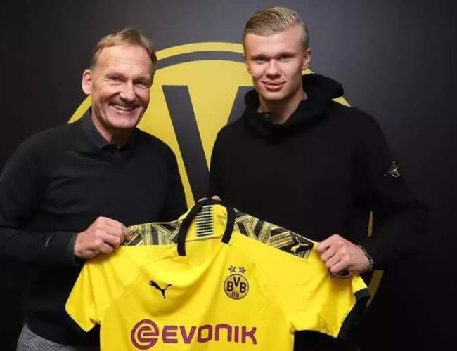 利物浦上次英超主场输三球还是21年2月，当时1-4不敌曼城（利物浦英超主场上次净负三球要追溯到2021年2月，当时1-4负于曼城）