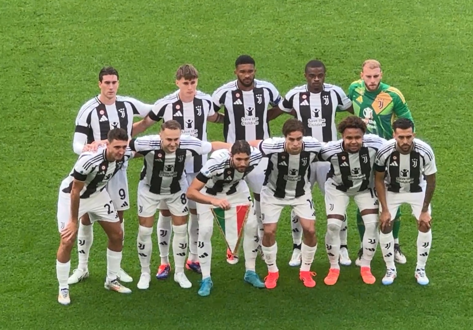 又伤了！巴萨官方：奥尔莫左肩脱臼，预计伤缺一个月