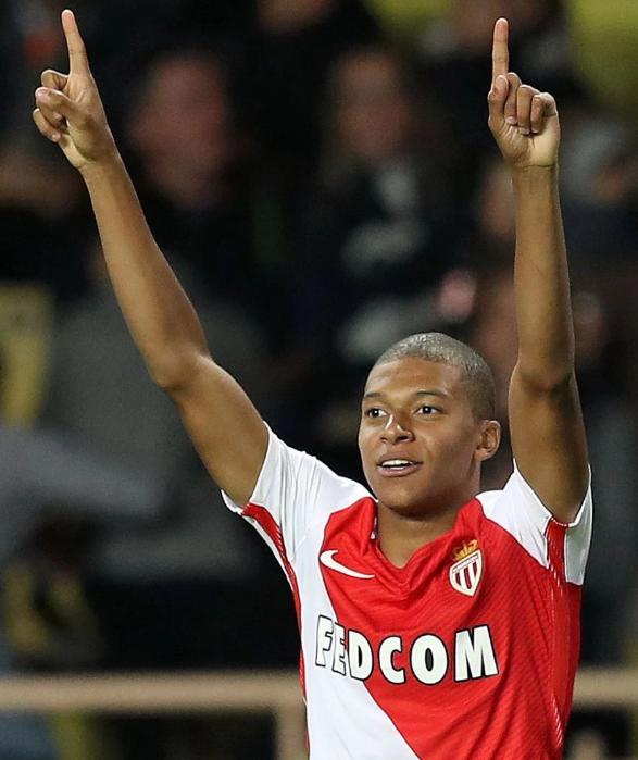 中超强队国安在亚冠被越南绝杀，国脚表现低迷，暴露中国足球实力与管理问题。