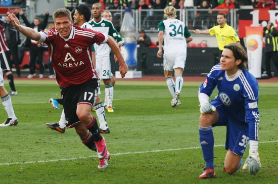 中超俱乐部欠薪问题严峻，准入审核难度大，职业化进程仍不完善。（中超俱乐部欠薪矛盾突出，准入审核挑战加剧，职业化体系尚不健全）