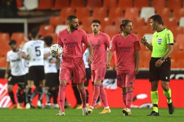 湖人108-125不敌太阳结束7连胜，东契奇38+11+9失误，詹姆斯10分，狄龙33分